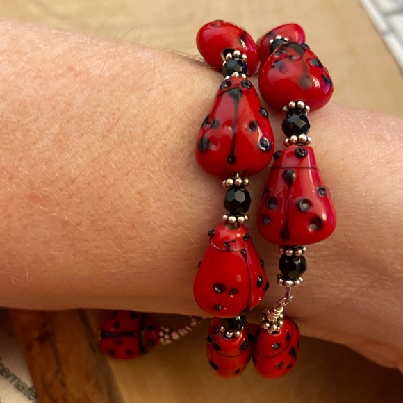 Beautiful lampwork ladybug wraparound bracelet - Picture 5 of 8